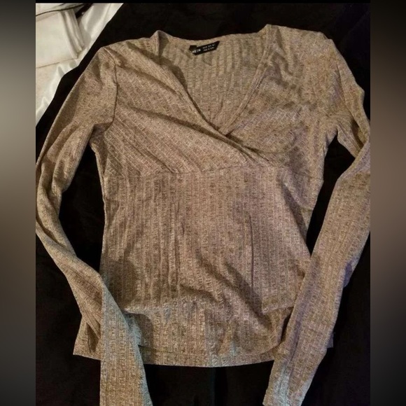 - Surplice-neck rib-knit slim tee - Picture 4 of 4